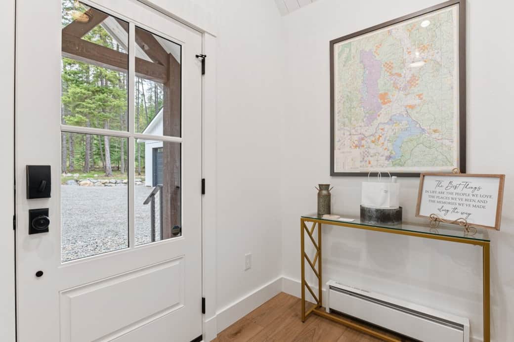 Front Entry area. Porter Wifi tap to log on. You can use the local map to see how far you have come to enjoy Whitetail Cottage. Welcome bag with wine, Harry & David snacks. Mixed Nuts, White Cheddar Cheese, Crackers, Salami, mustard, & caramel corn. 