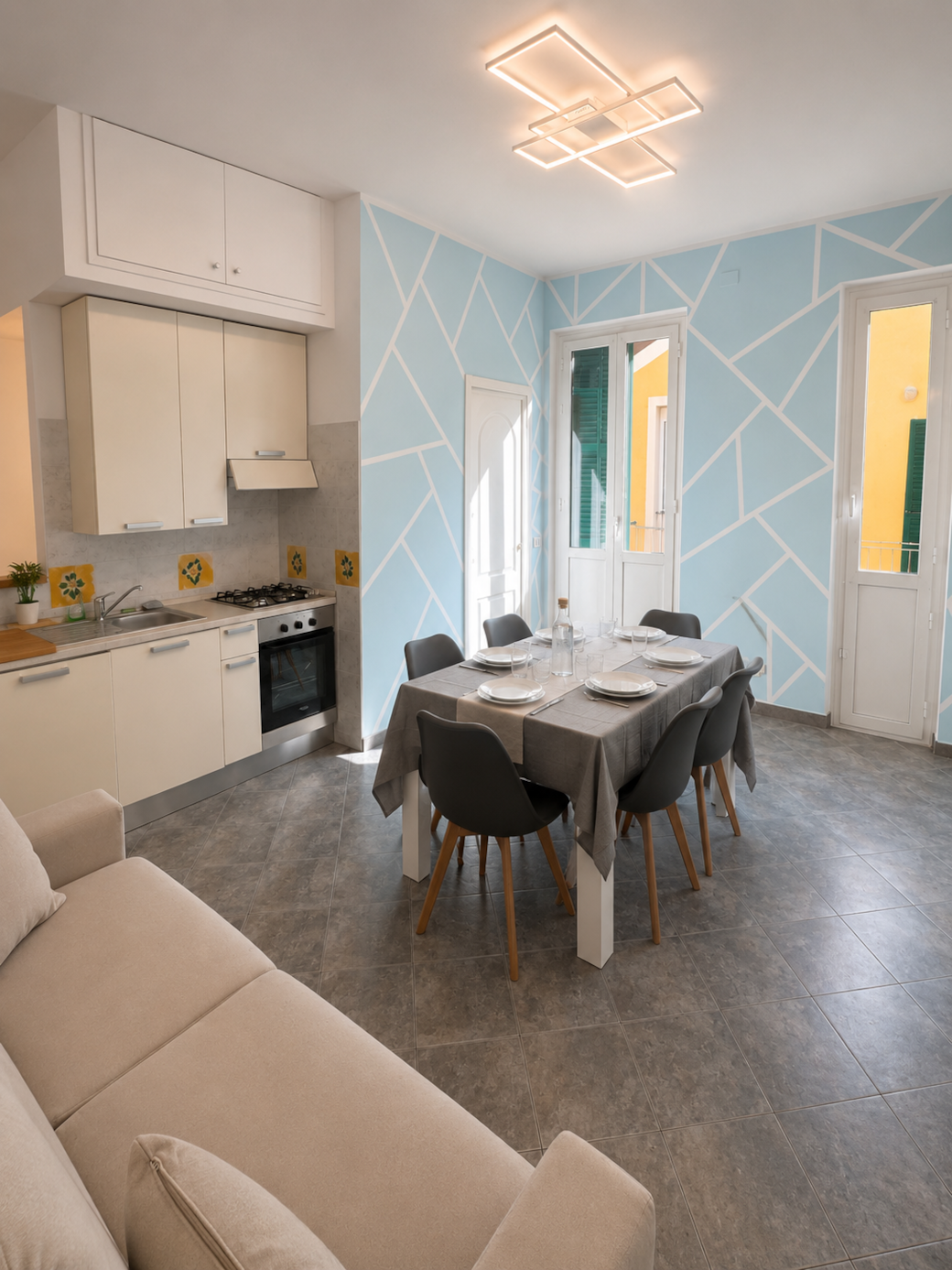 Soggiorno luminoso con cucina attrezzata e tavolo da pranzo ✨