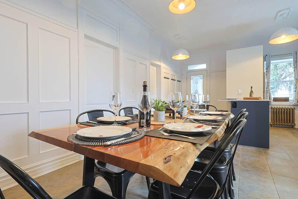 Grande table en bois brut pour 8 convives — parfaite pour des repas conviviaux et festifs!