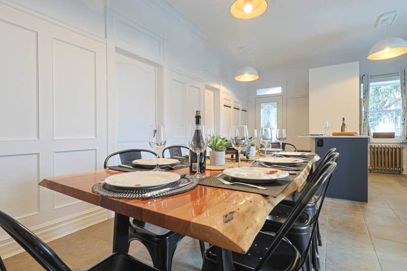 Grande table en bois brut pour 8 convives — parfaite pour des repas conviviaux et festifs!