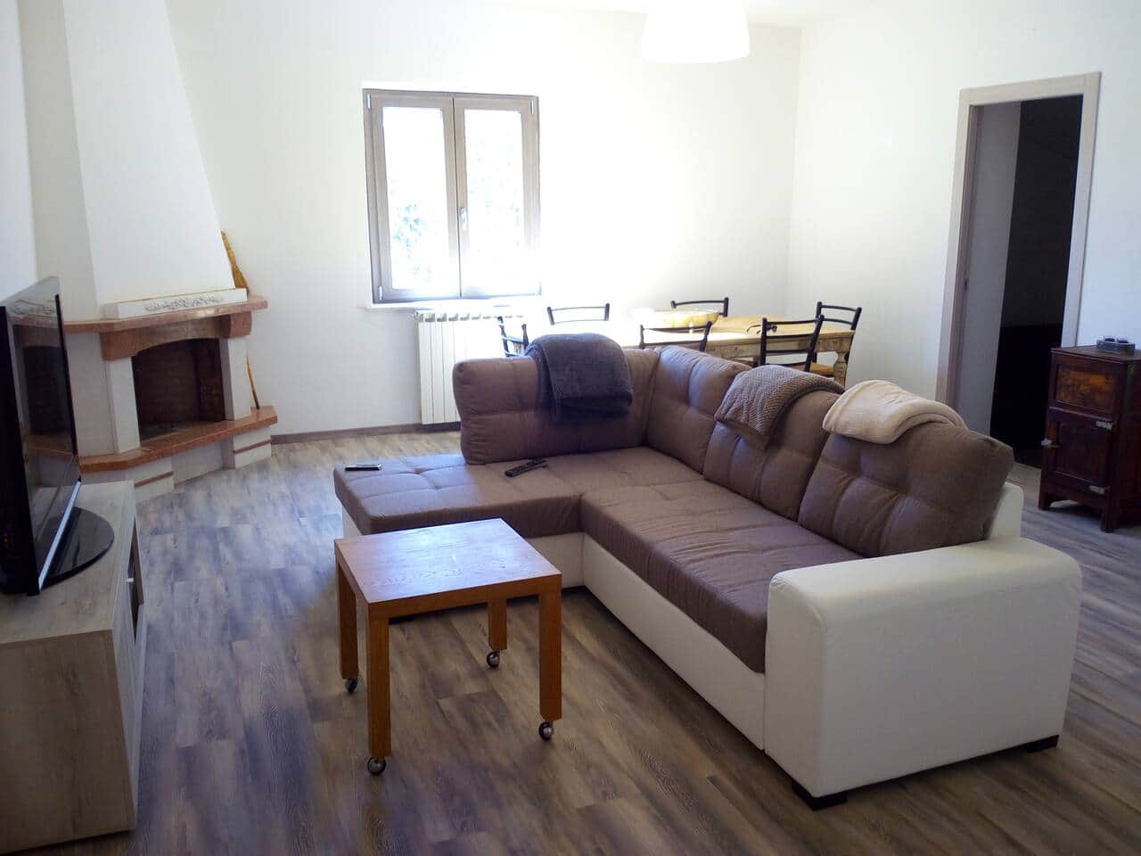 Ampio salone con caminetto

Large living room with fireplace