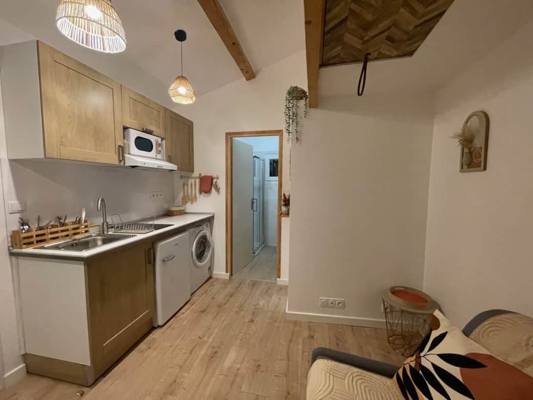 Une cafetière SENSEO est à disposition.
Plaque induction 2 feux.
Four micro-onde.
Petit réfrigérateur. 