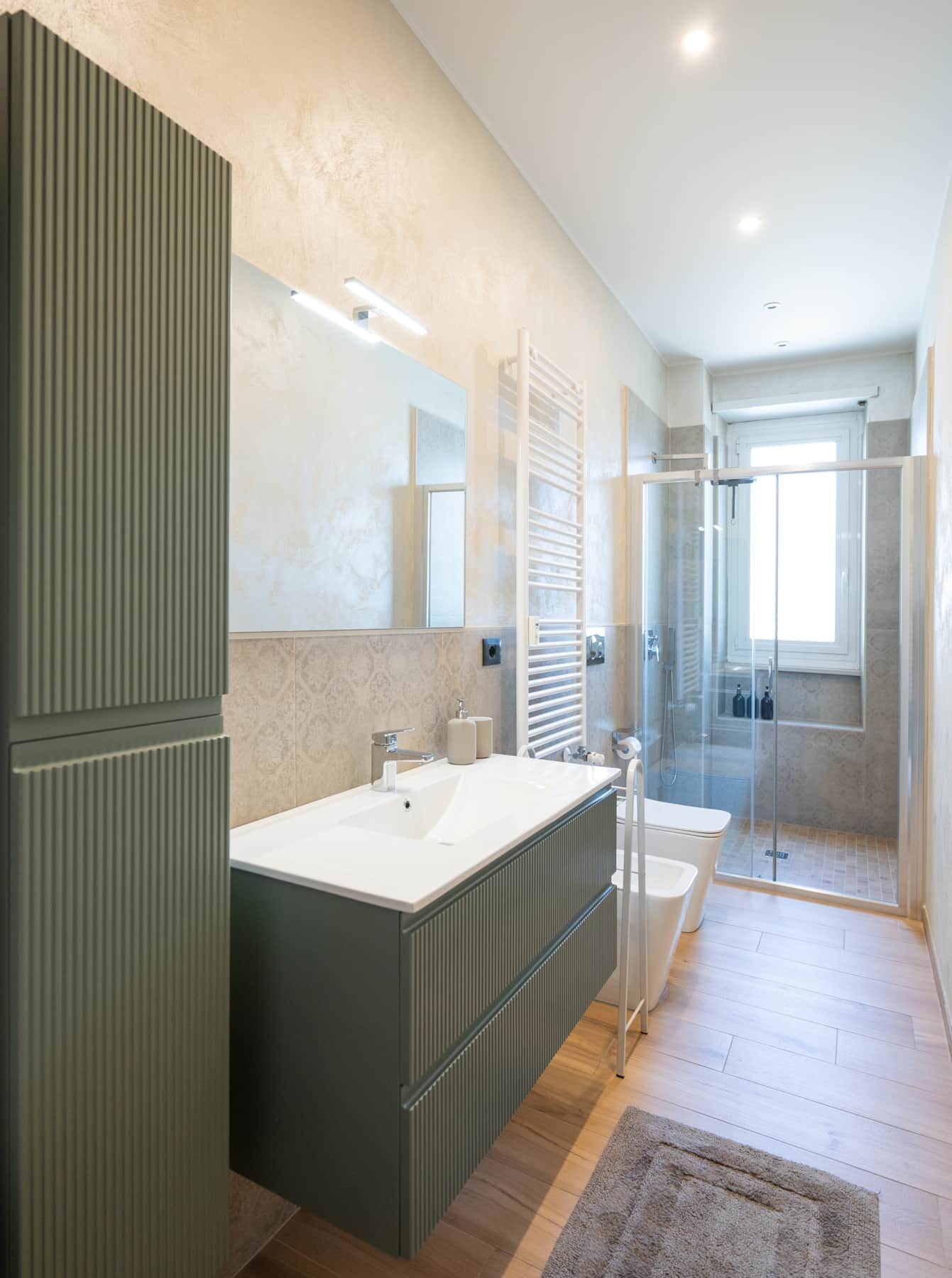 https://l.icdbcdn.com/oh/2cf557b2-f0ce-4cb3-b679-63475897a361.jpg?w=2080-19
