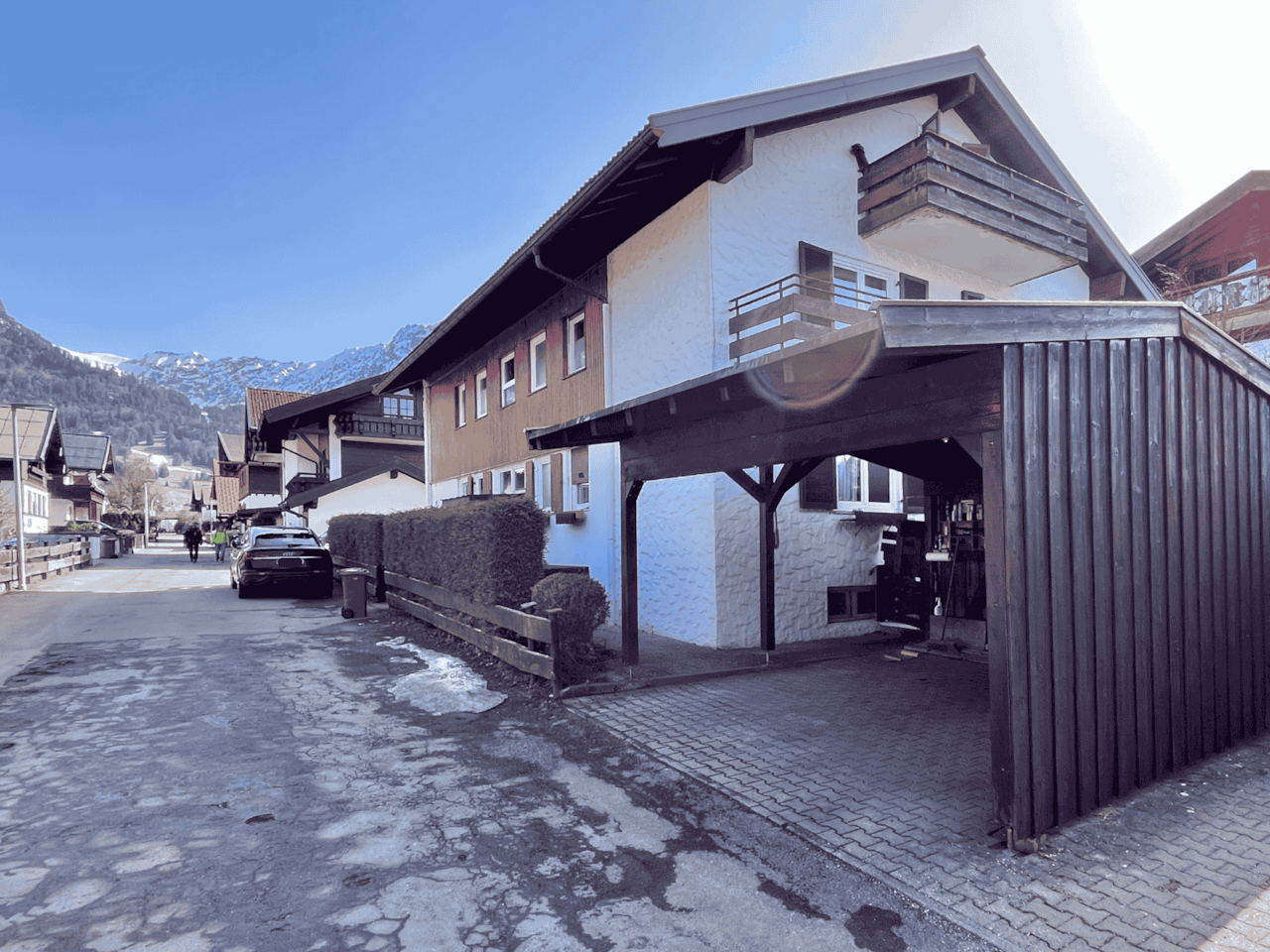 Hausansicht mit Carport für dein Auto
