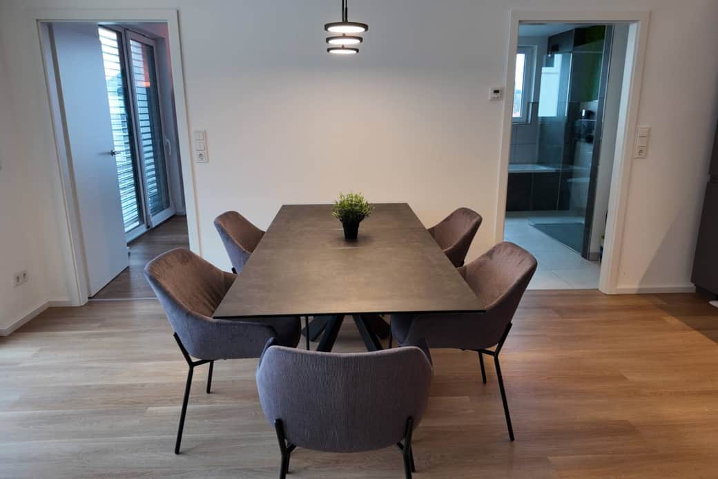 Essbereich (links Zugang zum Arbeitszimmer, rechts Zugang zum Badezimmer)