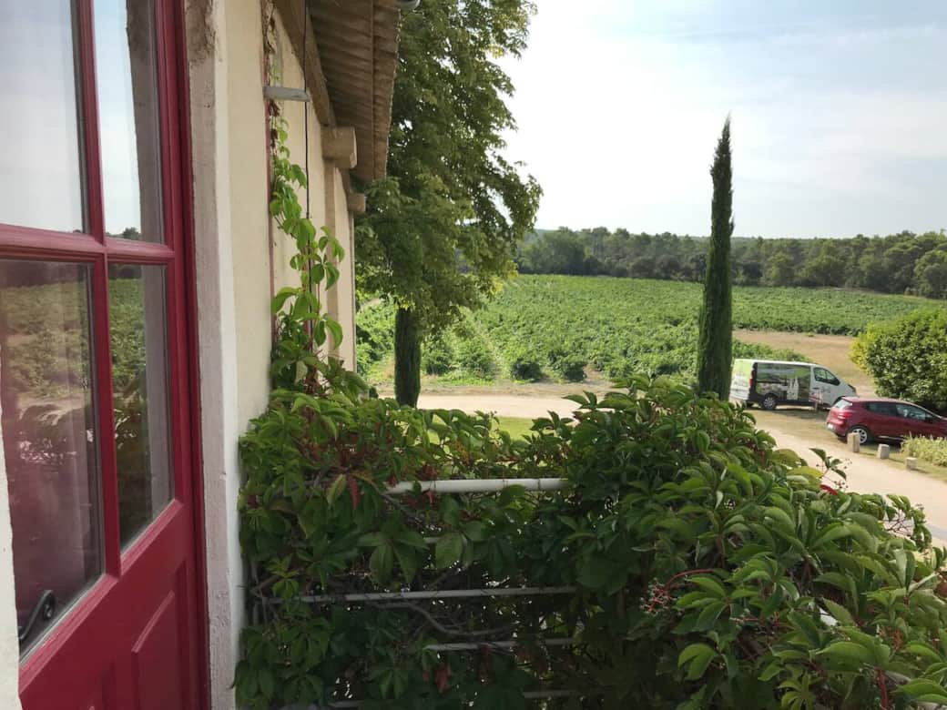 La porte d'entrée du studio "Ouest" se situe à votre gauche après avoir gravit la montée d'escaliers. 