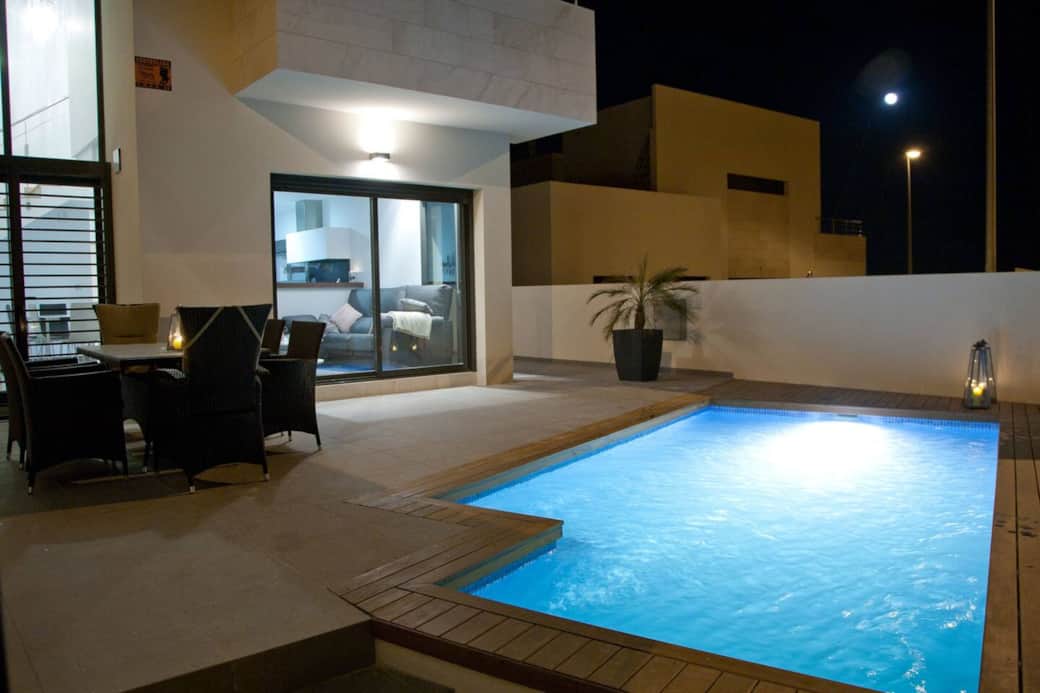 Terrasse med lys i poolen