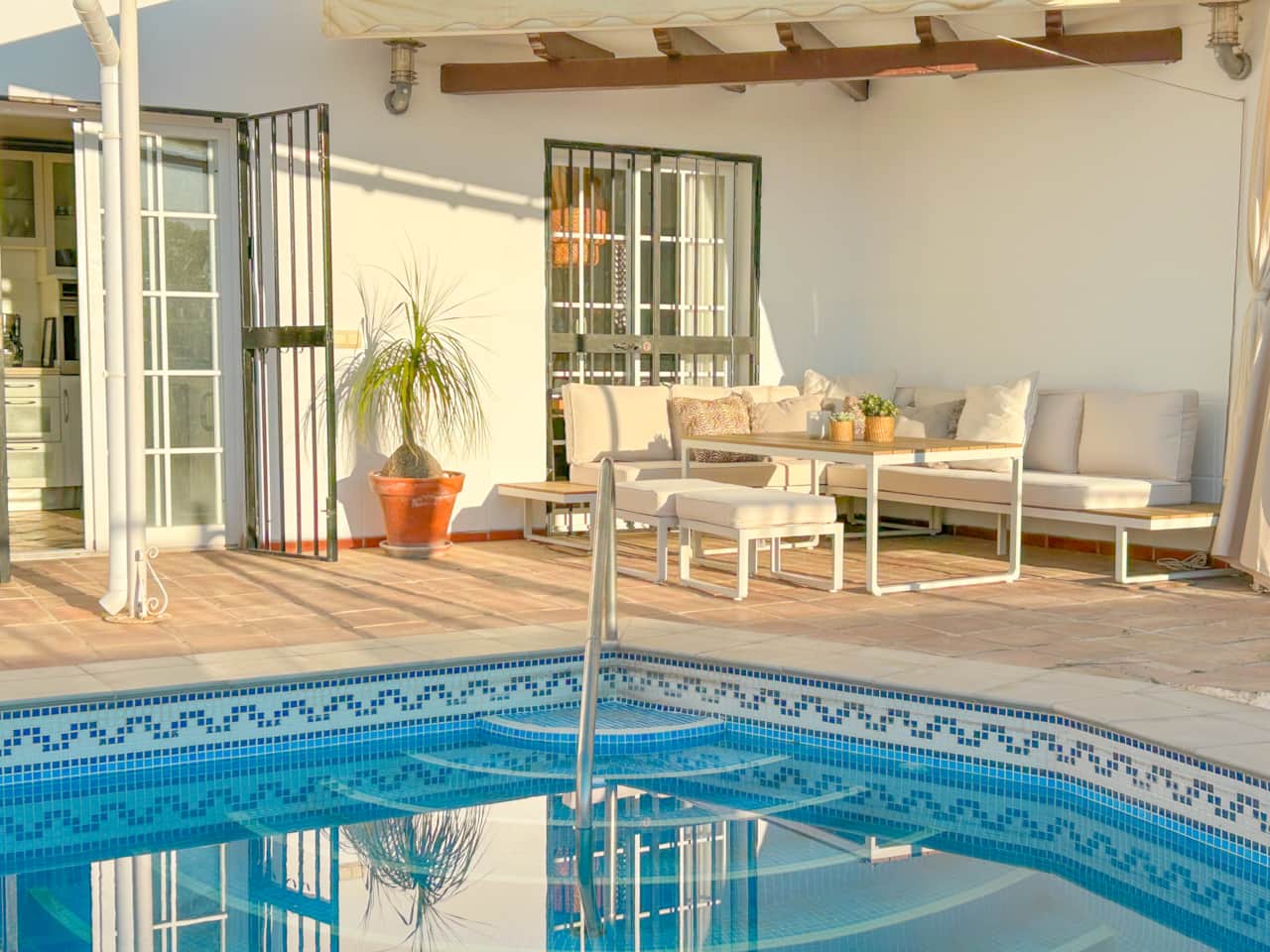 Zona de estar junto a la piscina
