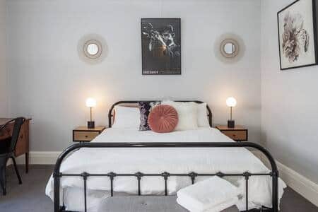 All rooms are spacious, bright queen sized rooms. All rooms are spacious, bright queen sized rooms.