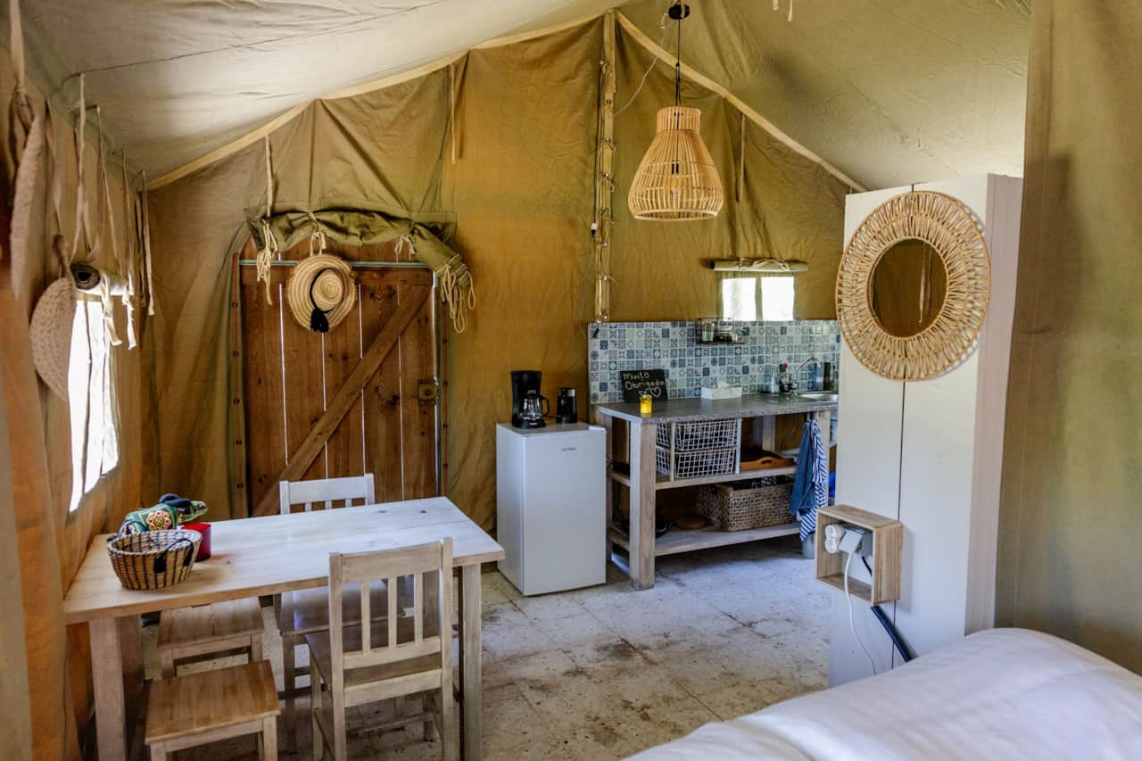 Safaritent Azië keuken en eettafel
