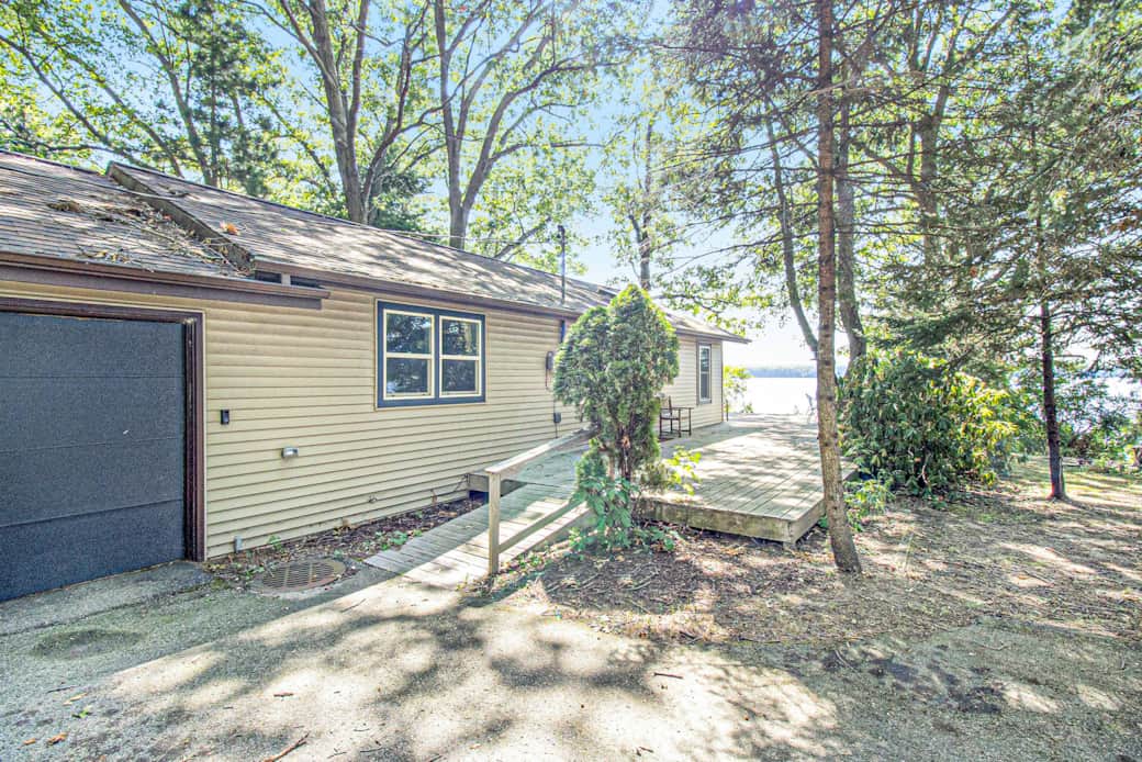 Main approach to the cottage from the driveway. 