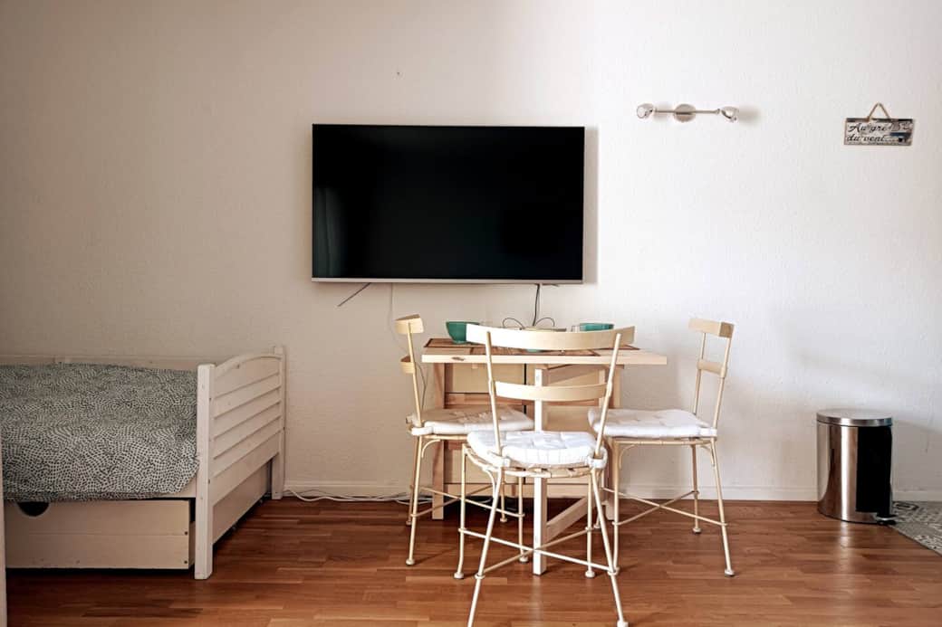 Coin chambre ouvert sur le salon-séjour