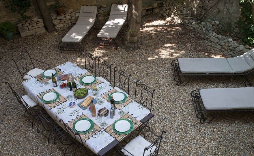 Vue de la cuisine sur le fond de la cour