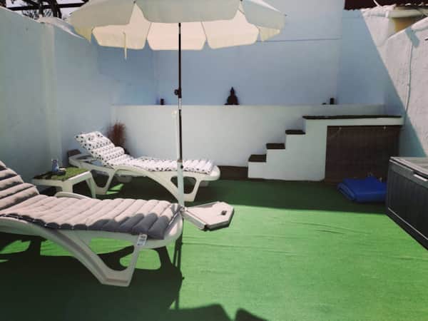 Casa con piscina tranquila.