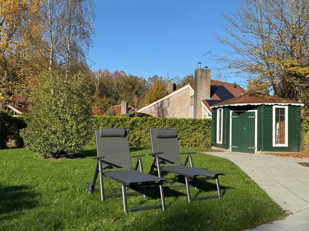 Twee heerlijke ligstoelen om te genieten van het zonnetje. Twee heerlijke ligstoelen om te genieten van het zonnetje.