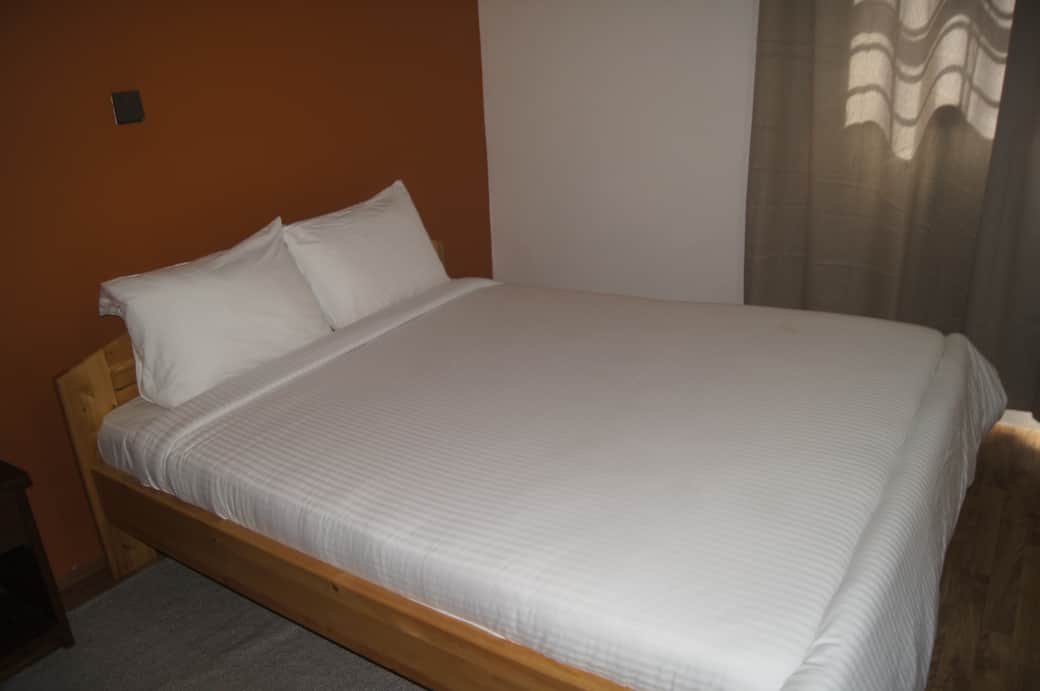The Orange Room Bedroom - Queen Size Bed
