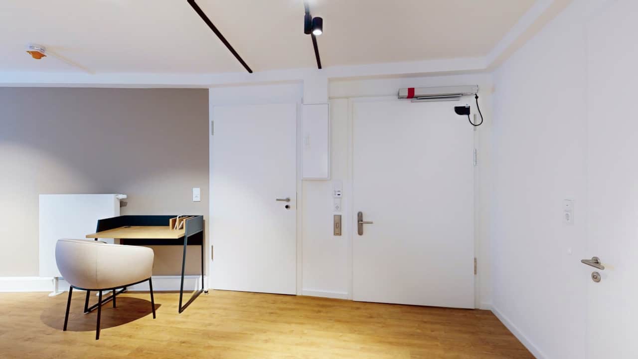Eingangsbereich im N°8A Boardinghouse - Barrierefreier Zugang über automatische Türsysteme