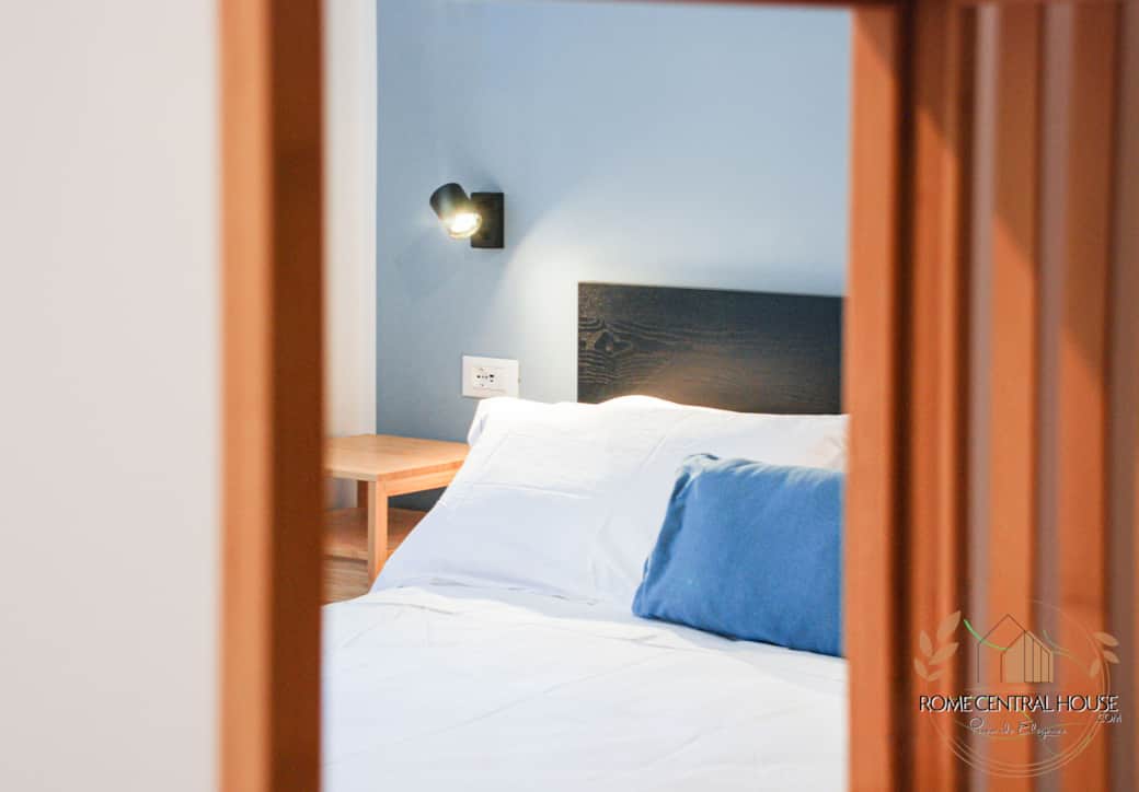 Stanza Blu accogliente calda ed equipaggiata. Aria condizionata, Netflix, 4 cuscini, WiFi