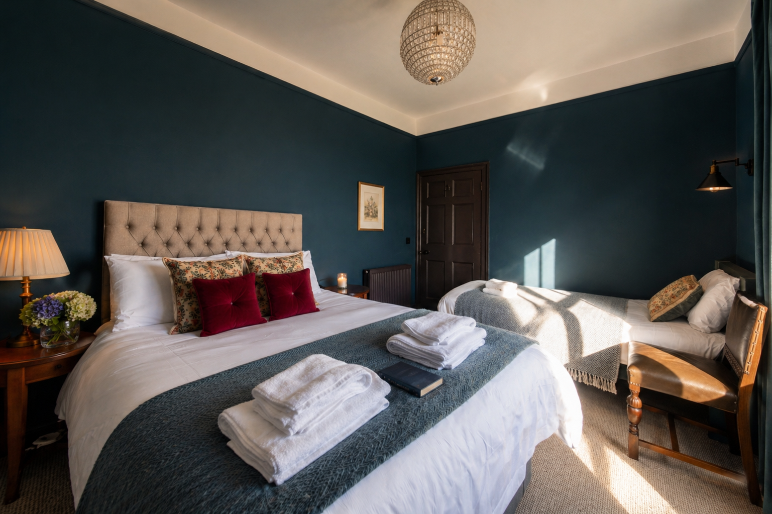 1 king-size bed + 1 single bed 1 king-size bed + 1 single bed