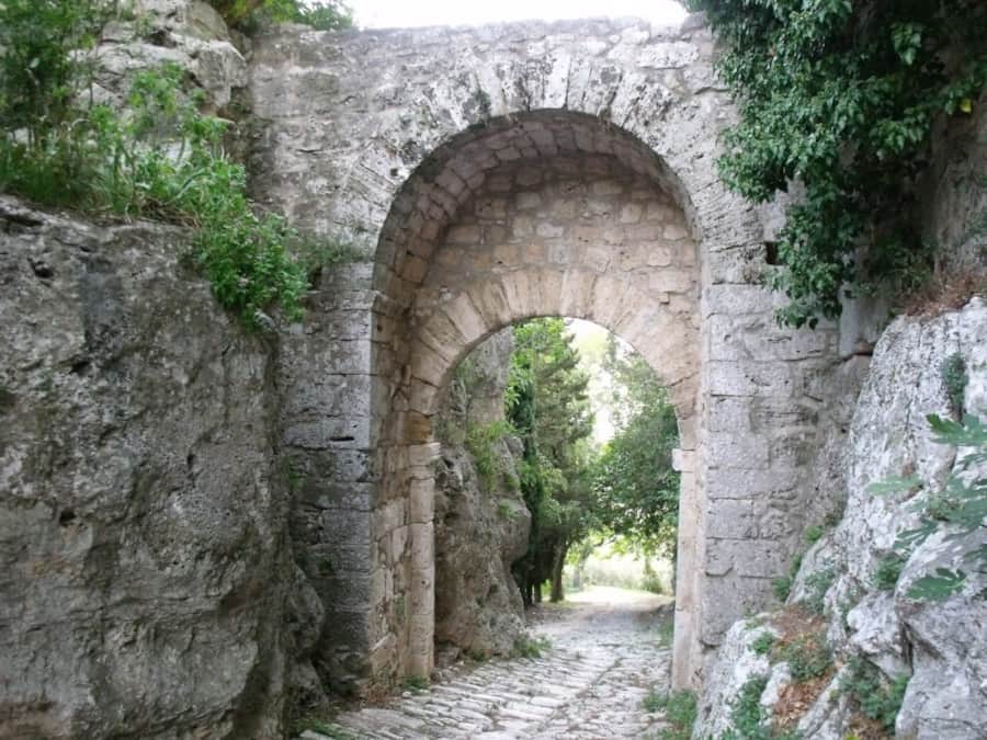 La Porta Romana à Saturnia, par laquelle l’ancienne voie romaine Via Clotilda pénètre dans le village