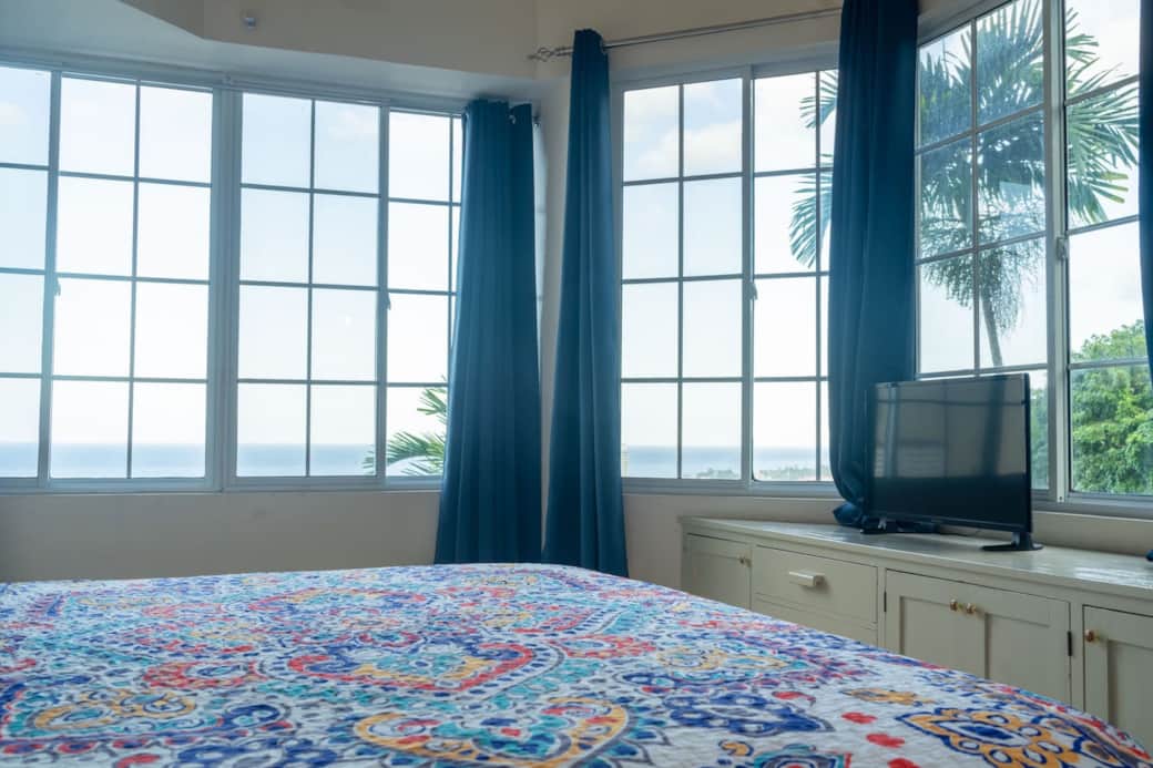Master wit picture windows view of ocean in front and rain forest at back. Smart TV. WIFI extender Master wit picture windows view of ocean in front and rain forest at back. Smart TV. WIFI extender