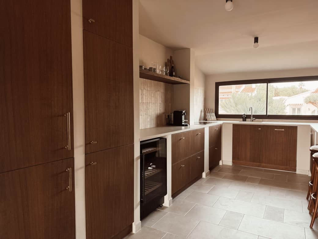 Volledig uitgeruste keuken met oven, magnetron, vaatwasser en klimaatkast.