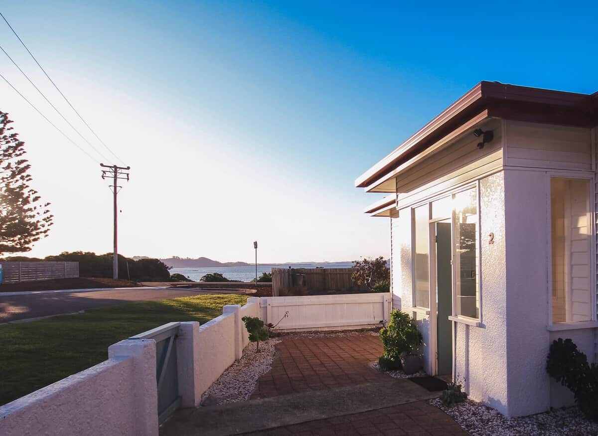We're at the end of a quiet cul-de-sac.  It's only a few steps from our front door to the shared coastal pathway and less than a two minute walk before your toes touch the sand of Cooee Beach.
