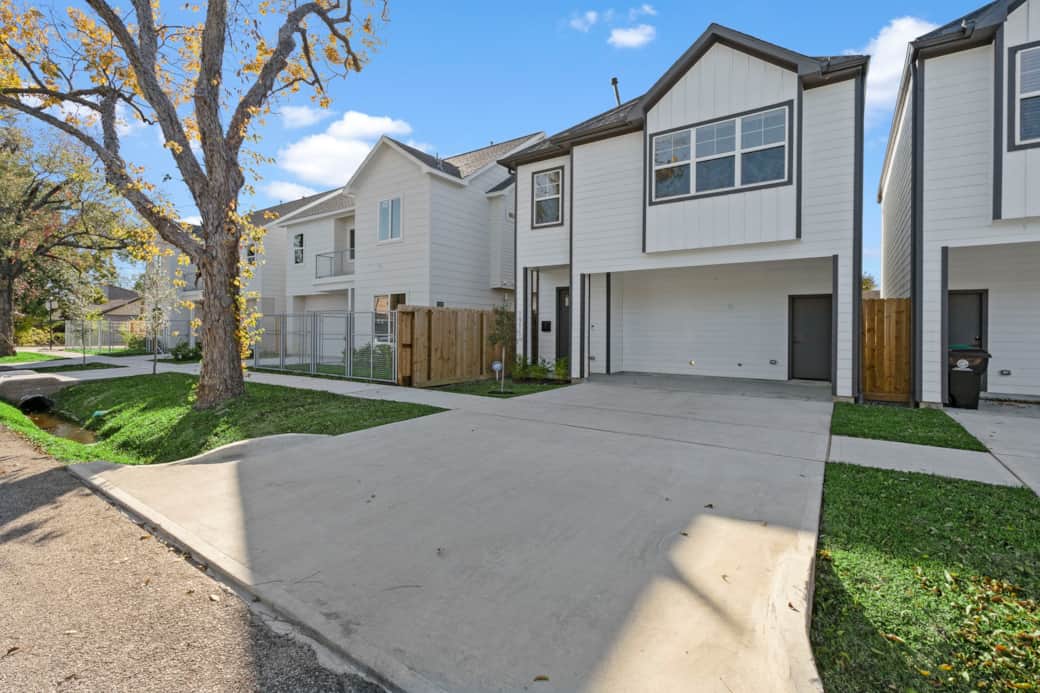 Modern unit with parking for up to 4 cars. Modern unit with parking for up to 4 cars.