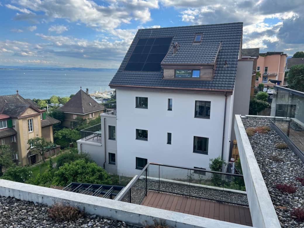 L'appartement de vacances se situe en rez-inférieur de cette maison (vue depuis la maison voisine). 