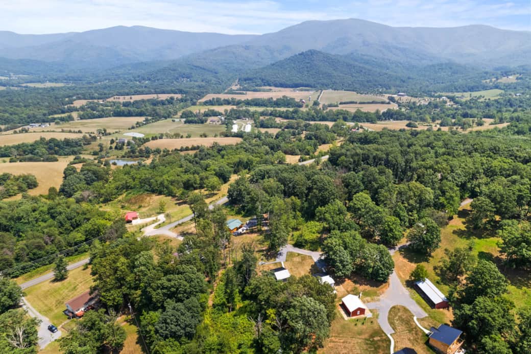 Surrounded by mountains, peace & privacy Surrounded by mountains, peace & privacy