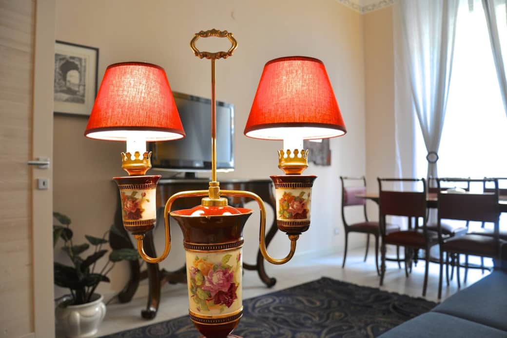 La luminosa atmosfera del soggiorno e della sala da pranzo per un grande relax. Con smart-TV e una magnifica biblioteca! Le grandi finestre si aprono su via Ottaviano. Restare affacciati è un piacevole passatempo rilassante! La luminosa atmosfera del soggiorno e della sala da pranzo per un grande relax. Con smart-TV e una magnifica biblioteca! Le grandi finestre si aprono su via Ottaviano. Restare affacciati è un piacevole passatempo rilassante!