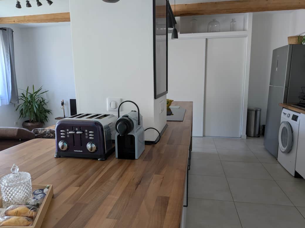 Cuisine avec grand placard, cafetière à dosettes en aluminium