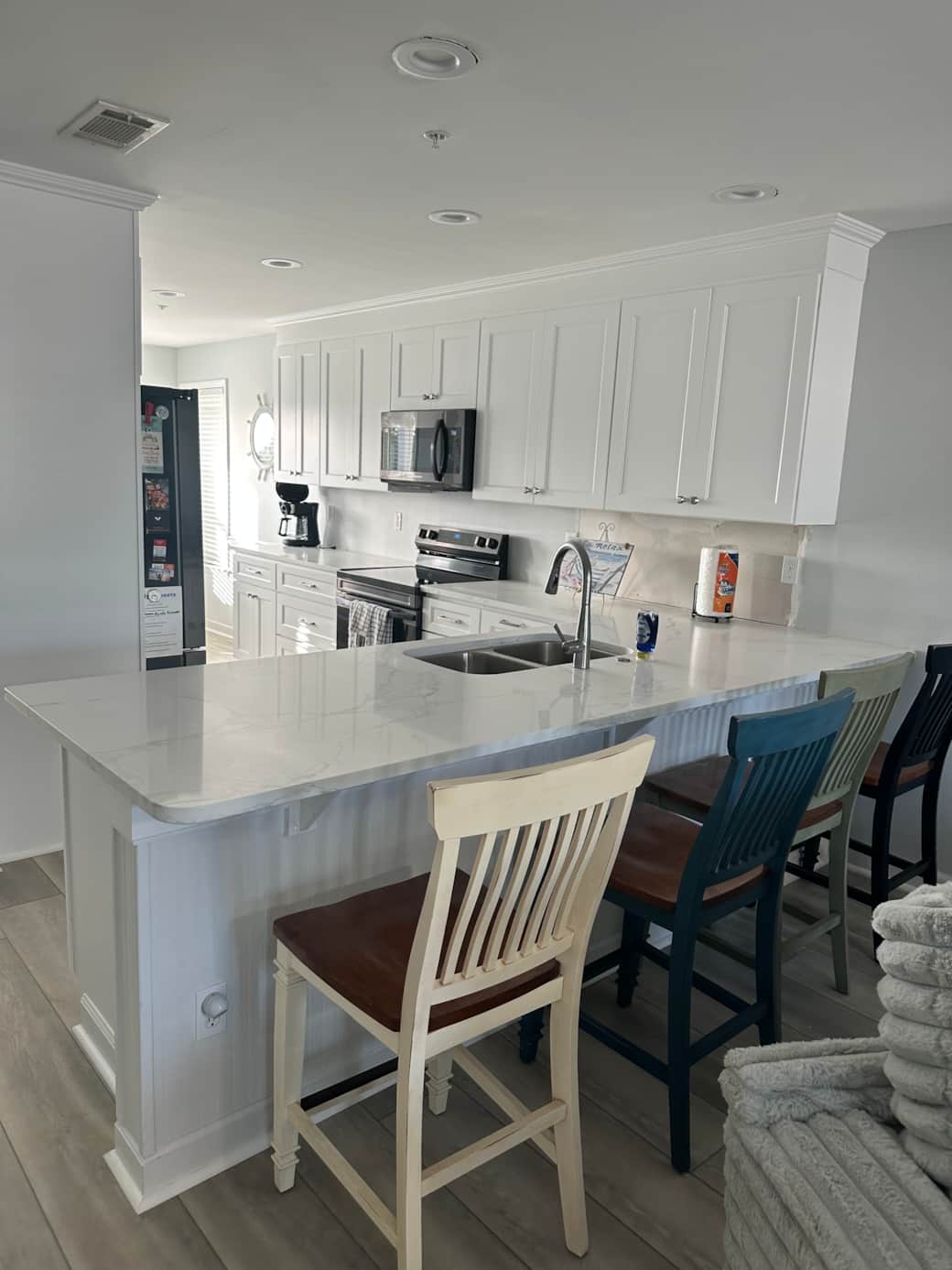 Bar between Kitchen and Living Room