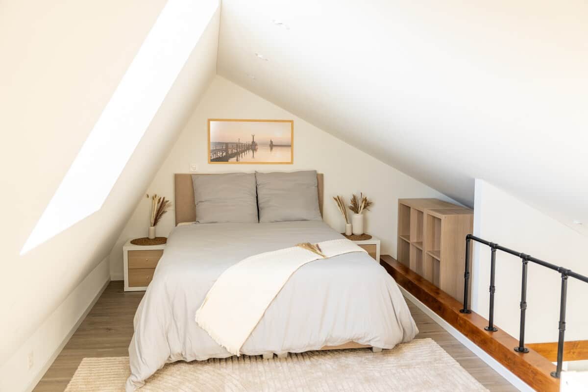 Ein 1,40 m Bett im oberen Stock, in dem du wundervoll schlafen kannst. Durch eine Holztreppe gelangst du nach oben.