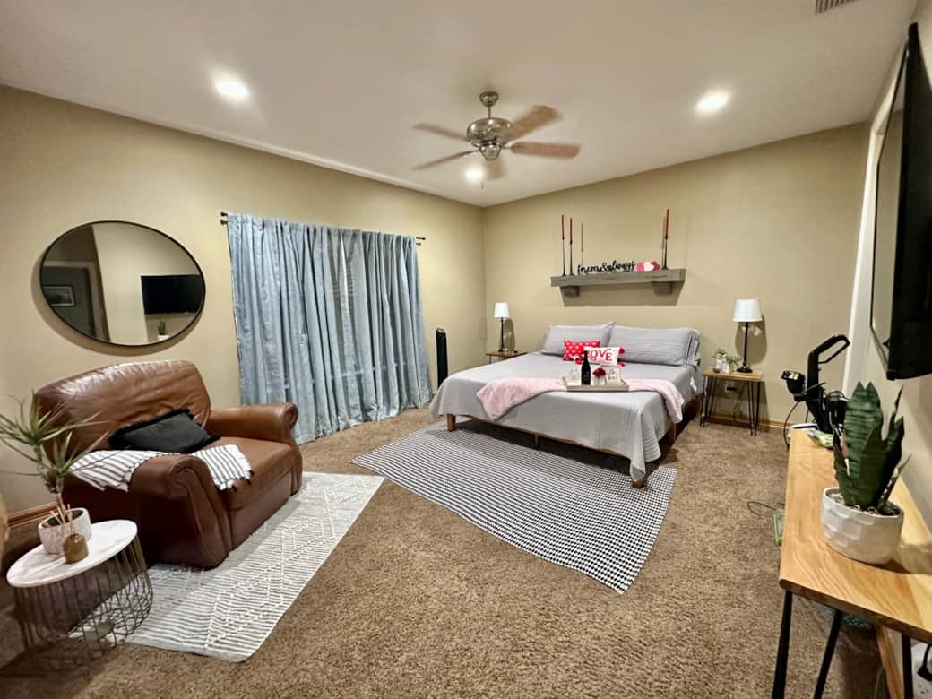 Masterbedroom - King Size bed w/  ensuite bathroom