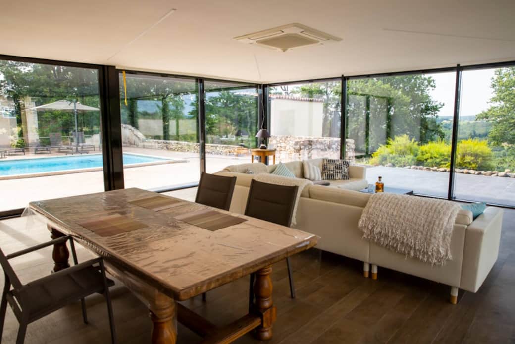 Veranda leefruimte met zicht op de tuin en de vallei