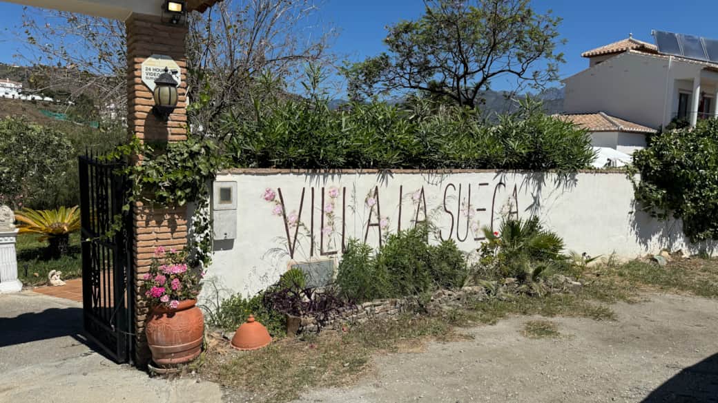 Entrada y estacionamiento