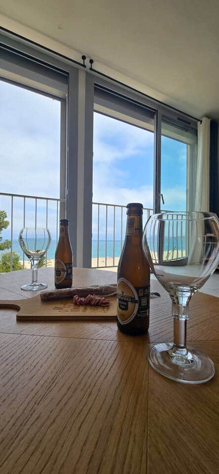 Vue mer & apéro au programme ! Installez-vous confortablement et savourez ! le tout face à la Mer