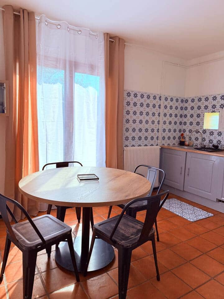 Cuisine aménagée , four , micro onde , bouilloire, cafetière dolce gusto , grille pain et tout le nécessaire pour cuisiner . Cuisine aménagée , four , micro onde , bouilloire, cafetière dolce gusto , grille pain et tout le nécessaire pour cuisiner .