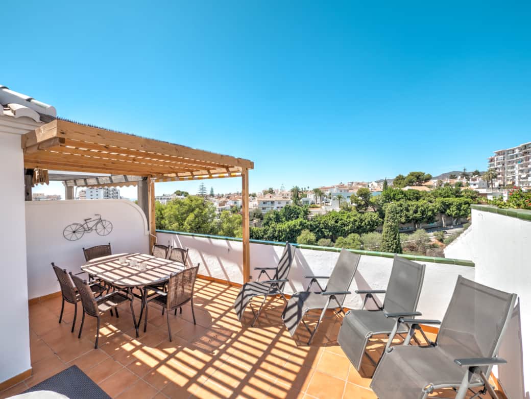 Takterrass med solstolar och matplats. Otrolig utsikt!