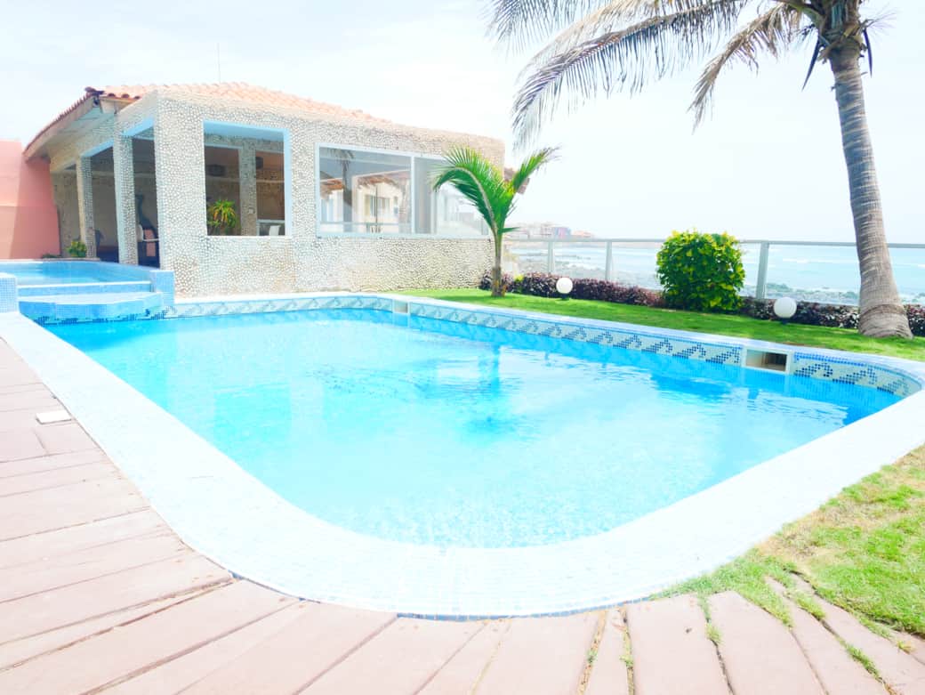 Vue piscine et mer