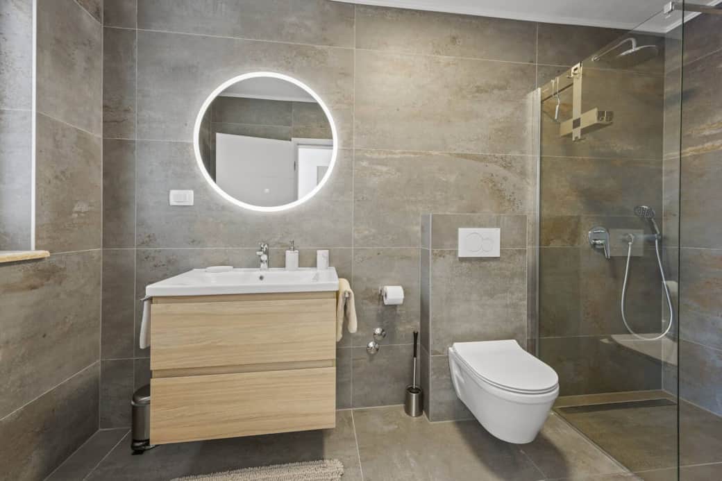 ferienhaus-porec-badezimmer-walk-in-dusche.jpg