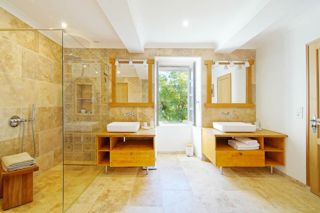 la salle de bain avec sa vue sur le jardin la salle de bain avec sa vue sur le jardin