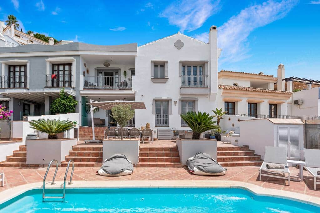 Great outdoor area with a lovely pool.