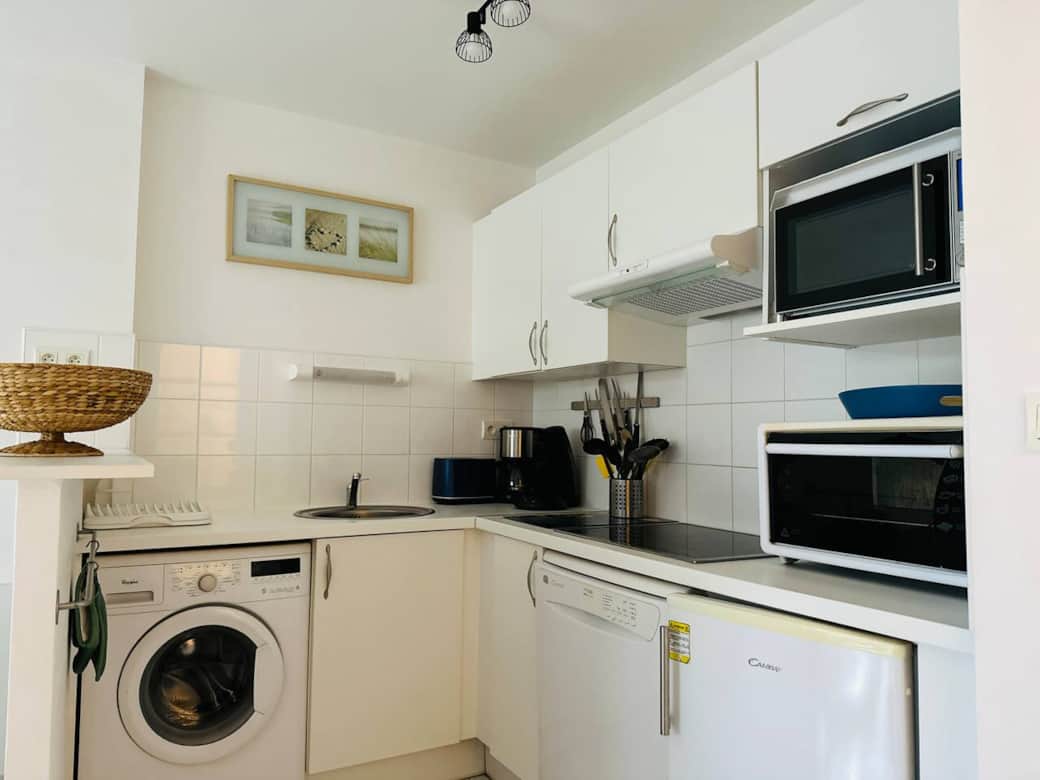 Cuisine ouverte avec lave vaisselle, lave linge, four, micro ondes, cafetière à filtre et cafet!ère Senseo, bouilloire, grille pain Cuisine ouverte avec lave vaisselle, lave linge, four, micro ondes, cafetière à filtre et cafet!ère Senseo, bouilloire, grille pain