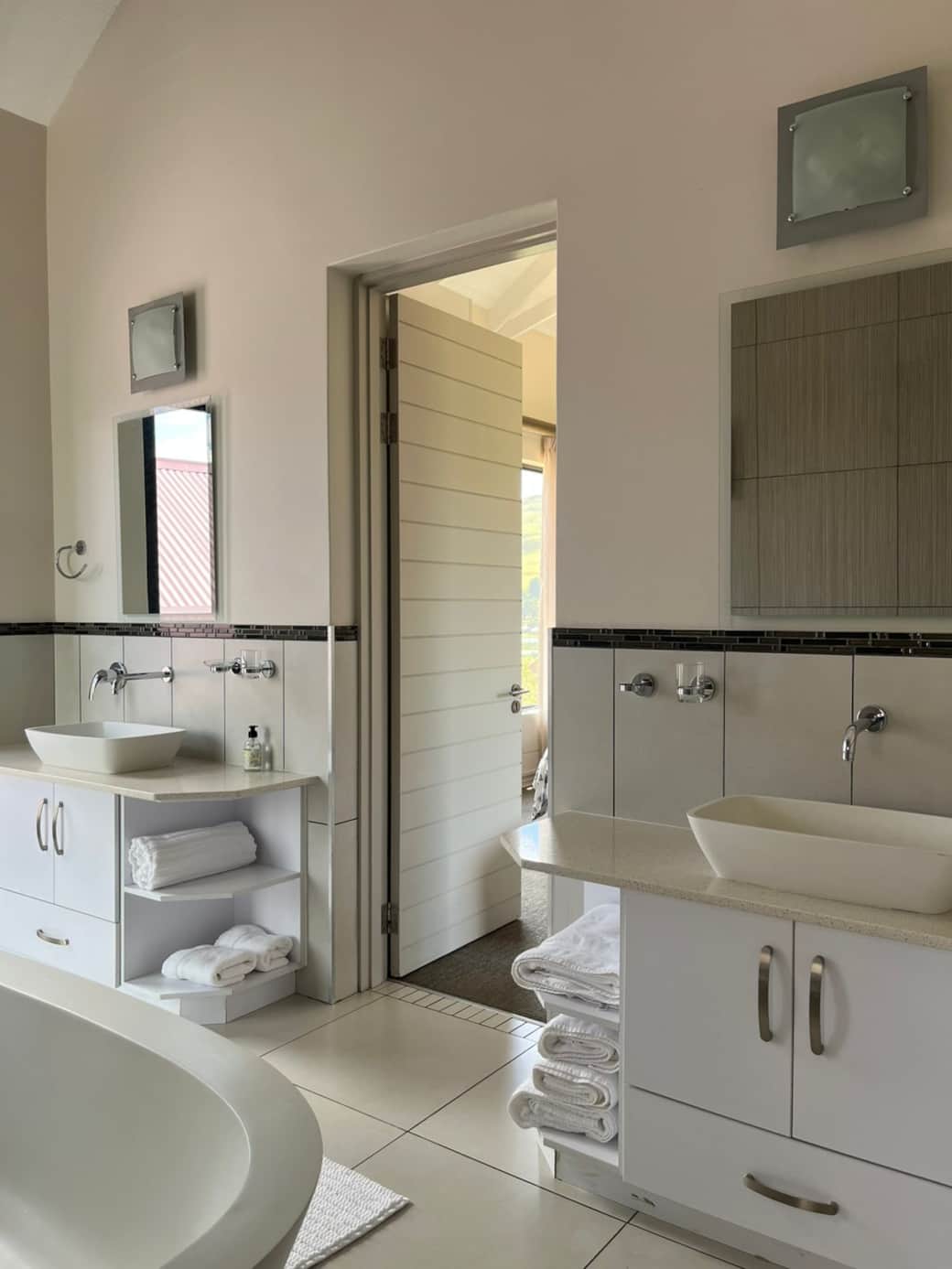 Main Bathroom Main Bathroom