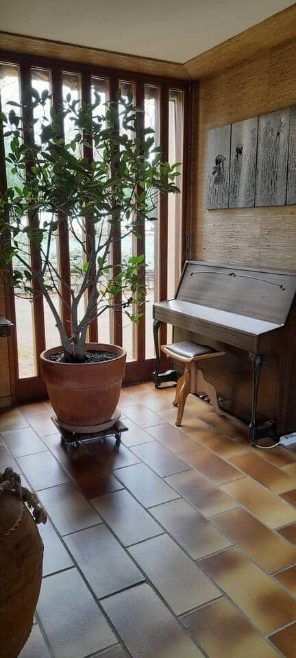 Piano disponible dans le hall d'entrée