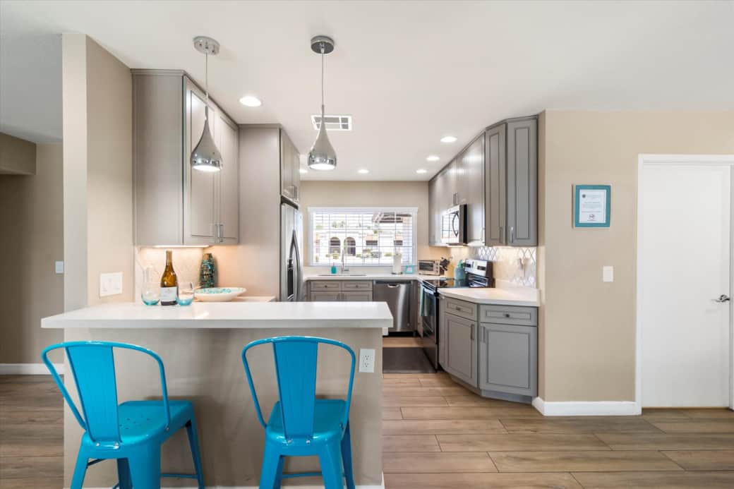Beautiful Modern Kitchen with Quartz Countertops