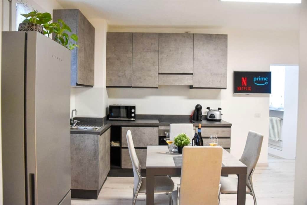 Cucina con tavolo da pranzo e SmartTV