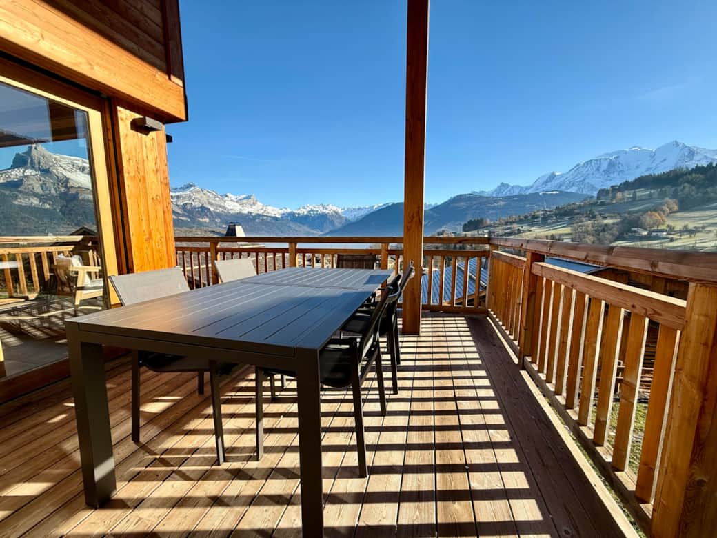 Terrasse avec table extensible pouvant asseoir 10 personnes